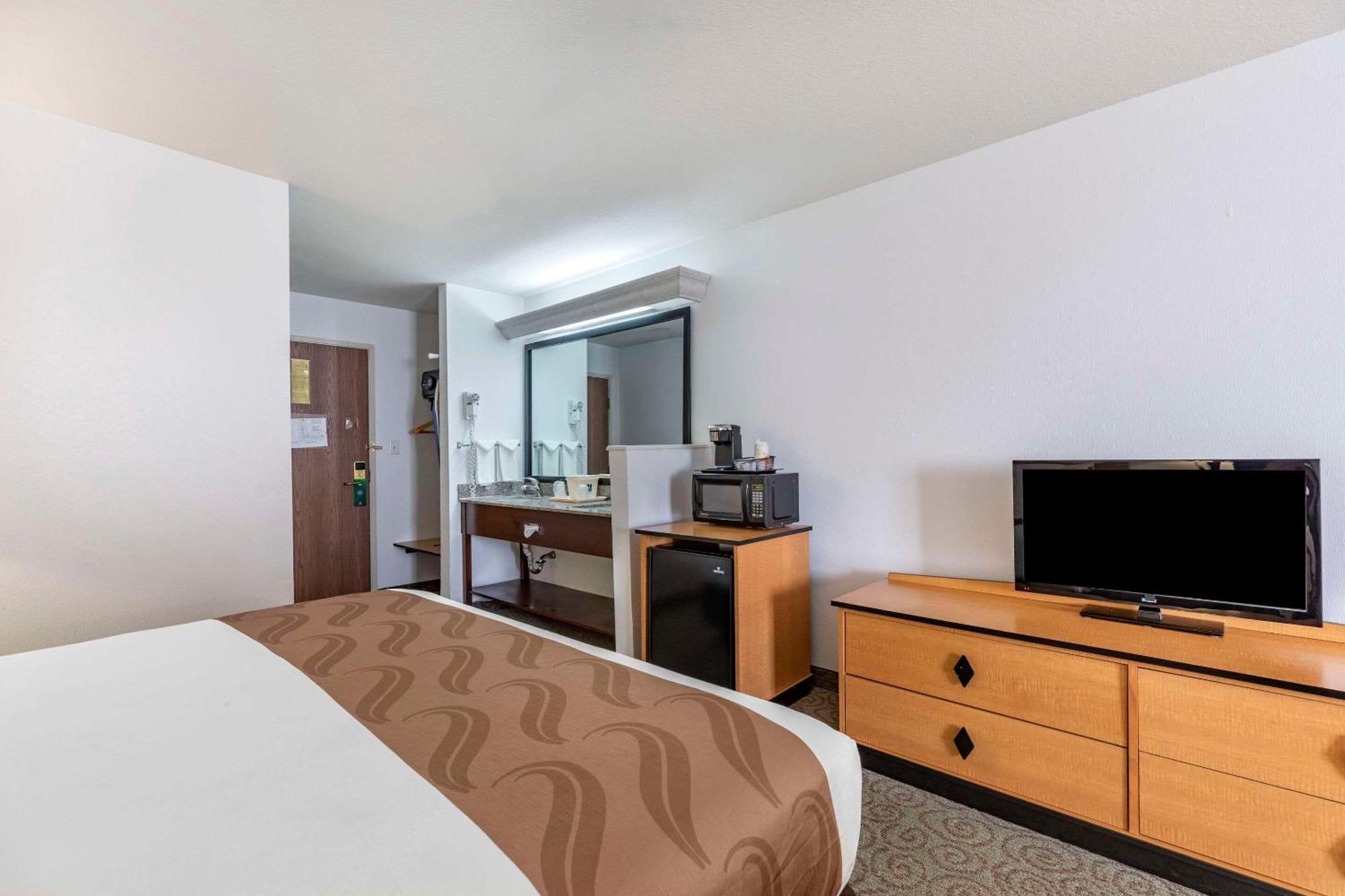 Quality Inn & Suites Denver Airport - Gateway Park Aurora Esterno foto